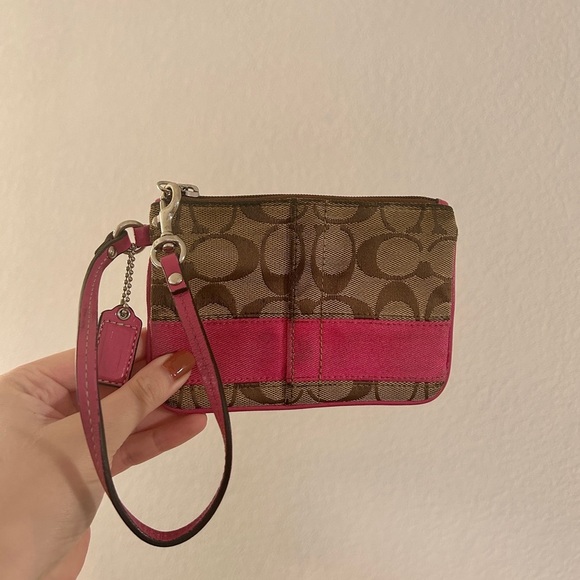Coach Signature Vintage Jacquard Dark Pink Stripe
Leather Strap Wristlet